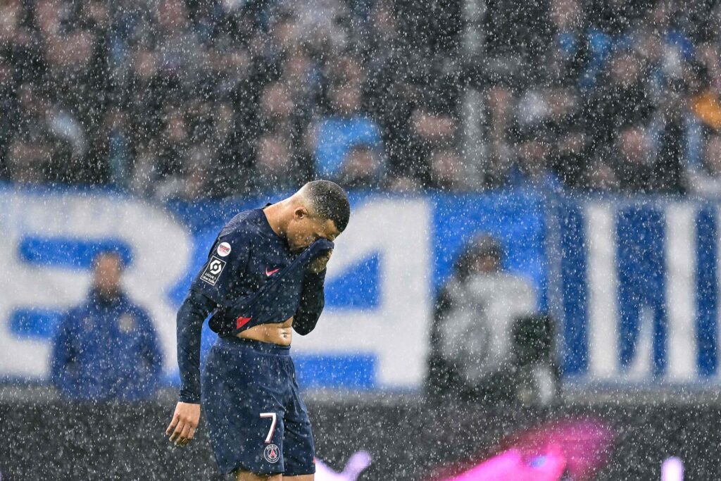 Kylian Mbappé var tydeligvis utilfreds, da han blev udskiftet i det 60. minut i PSG's sejr over Marseille.