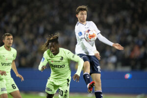 Randers FCs Stephen Odey i kamp med AGFs Magnus Knudsen under superligakampen mellem AGF og Randers FC på Ceres Park i Aarhus