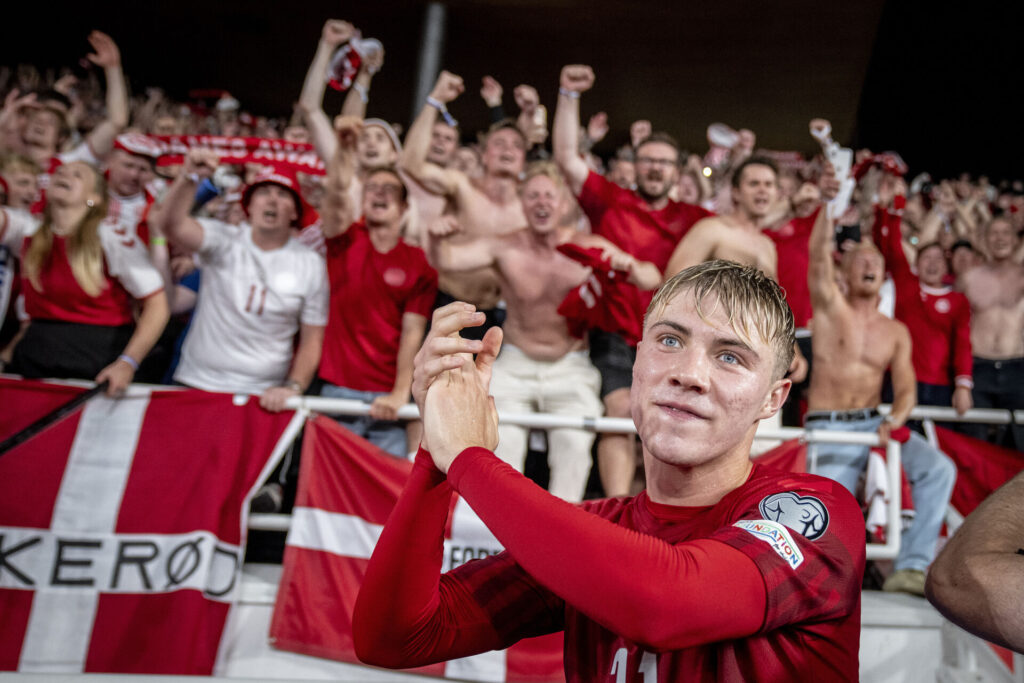 Rasmus Højlund taler til de danske fans efter EM-kvalifikationskampen mellem Finland og Danmark på Olympiastadion i Helsinki