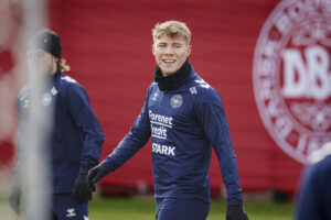 Rasmus Højlund under en træning med det danske landshold.