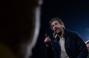 Rik De Mil peger på en journalist