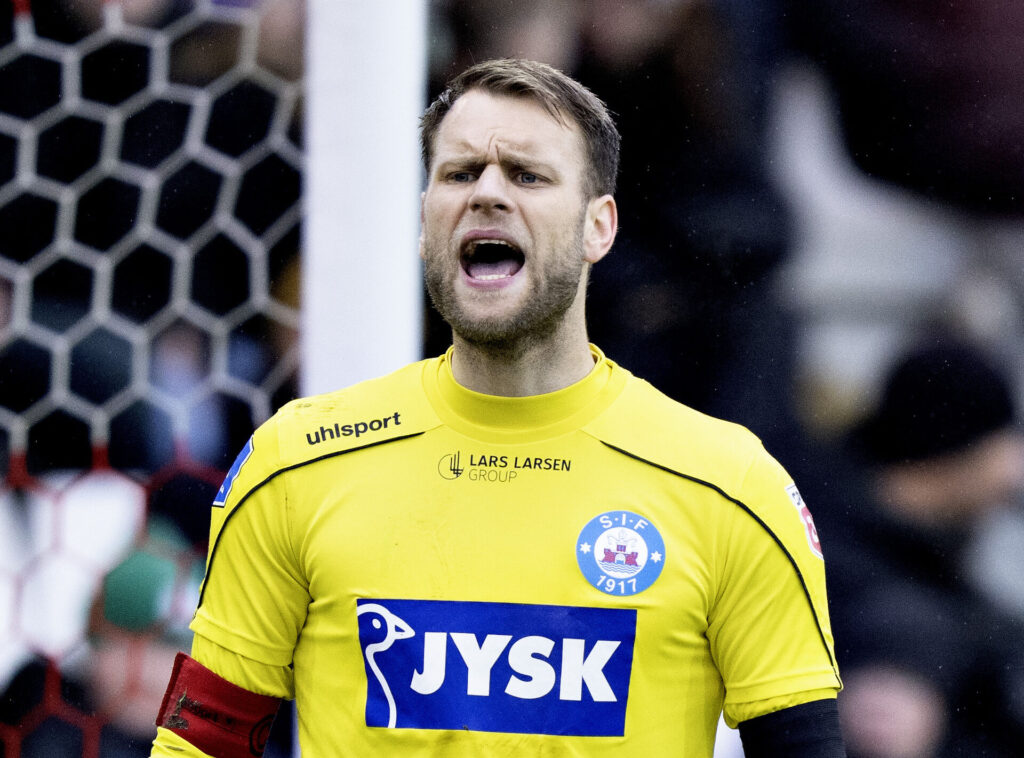 Silkeborgs målmand Nicolai Larsen i superligakampen mellem Vejle Boldklub og Silkeborg IF på Vejle Stadion, søndag den 25. februar 2024.