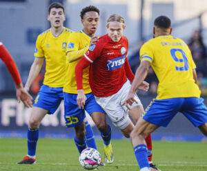 Silkeborgs Stefán Teitur Thórdarson og Brøndbys Noah Nartey under superligakamppen mellem Brøndby og Silkeborg IF i på Brøndby Stadion søndag den 17. marts 2024.