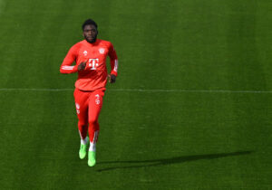 Bayern Münchens Alphonso Davies varmer op.