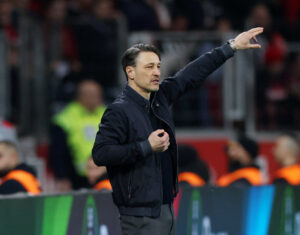 Den nu tidligere Wolfsburg-manager Niko Kovac dirigerer spillerne på banen.