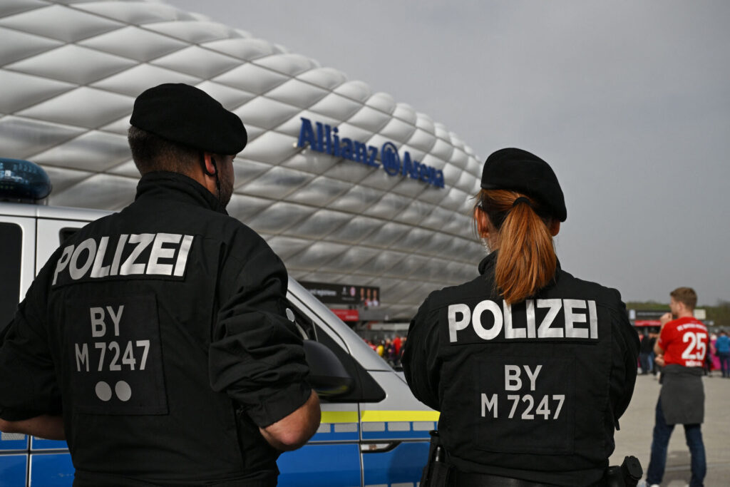 To politifolk står foran det tyske stadion Allianz Arena