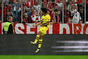 Karim Adeyemi jubler, efter han gjorde det til 0-1 i Der Klassiker.