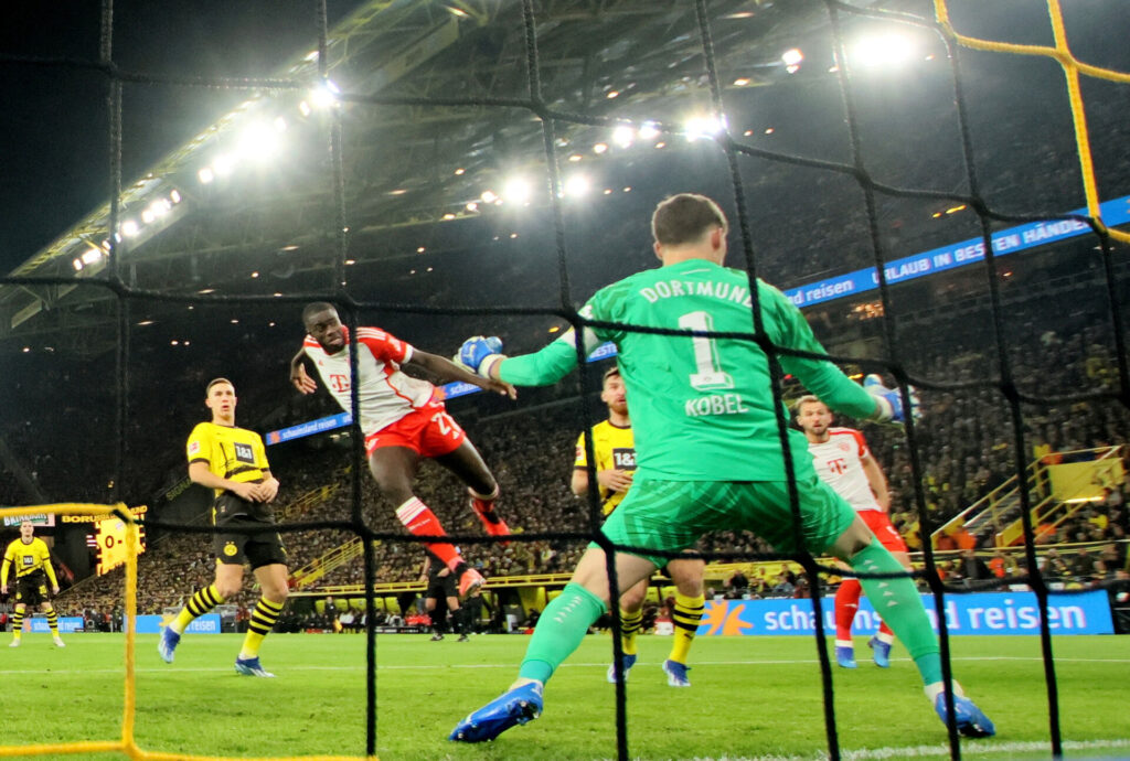 Gregor Kobel i kamp imod Bayern München for Borussia Dortmund.