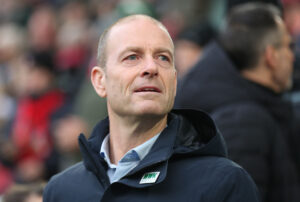 Jess Thorup spejder ud over banen fra Augsburgs bænk i en kamp i Bundesligaen