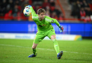 Frederik Rønnow fra Union Berlin i færd med at sætte spillet i gang.