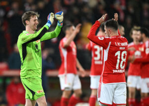 Frederik Rønnow jubler sammen med en Union Berlin holdkammerat.