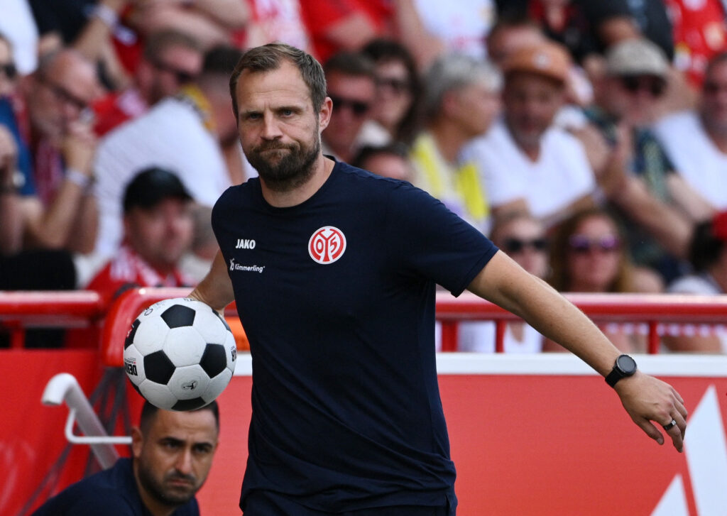 Bo Svensson kaster bolden under kampen i sin tid som cheftræner for Bundesliga-klubben Mainz.