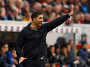 Xabi Alonso giver taktiske beskeder til sine spillere i en kamp.