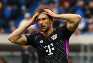 Leon Goretzka tager sig til hovedet for Bayern München