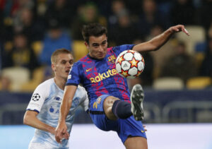 Eric Garcia flugter en bold væk i kampen mod Dynamo Kyiv.