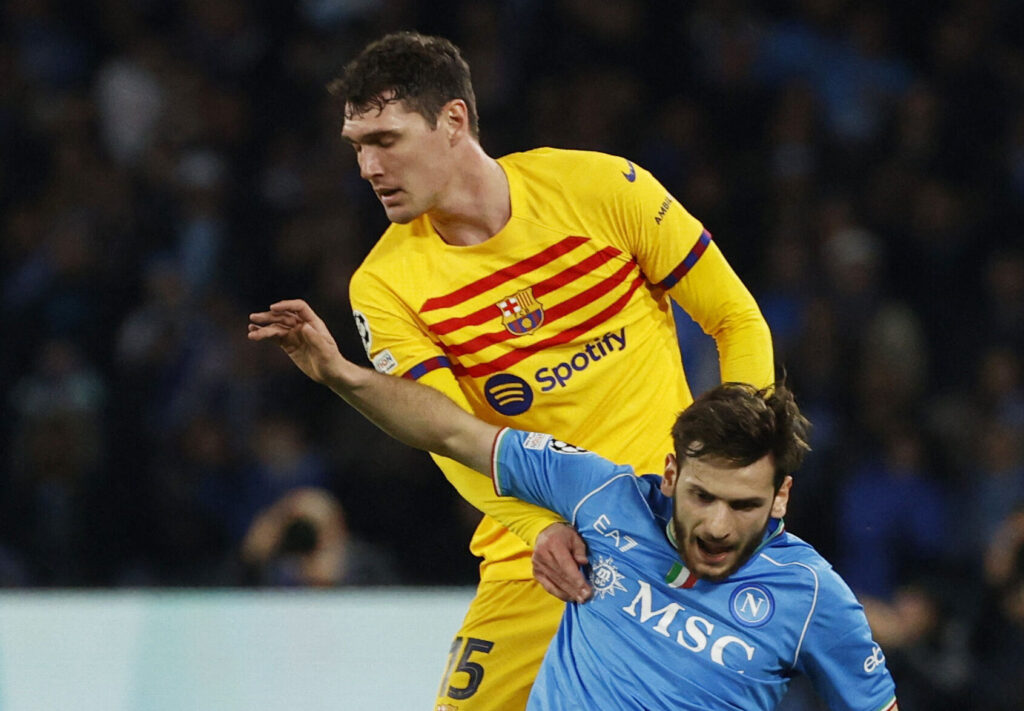 FC Barcelonas Andreas Christensen i duel med en Napoli-spiller