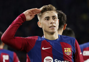 Barcelonas Fermin Lopez gør honnør ud til fansene efter sin scoring mod Napoli