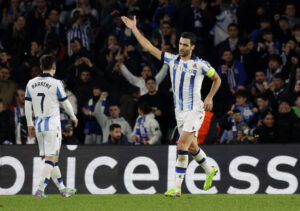 Mikel Merino fejrer sin scoring imod PSG i Champions League for Real Sociedad.