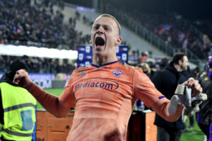 Oliver Christensen jubler for Fiorentina efter sejr