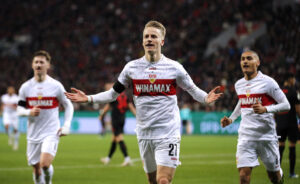 Chris Führich fejrer en scoring for VfB Stuttgart imod Bayer Leverkusen i DFB-Pokal.