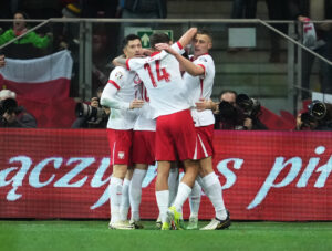 De polske spillere jubler efter scoringen til 1-0 mod Estland i EM-playoff