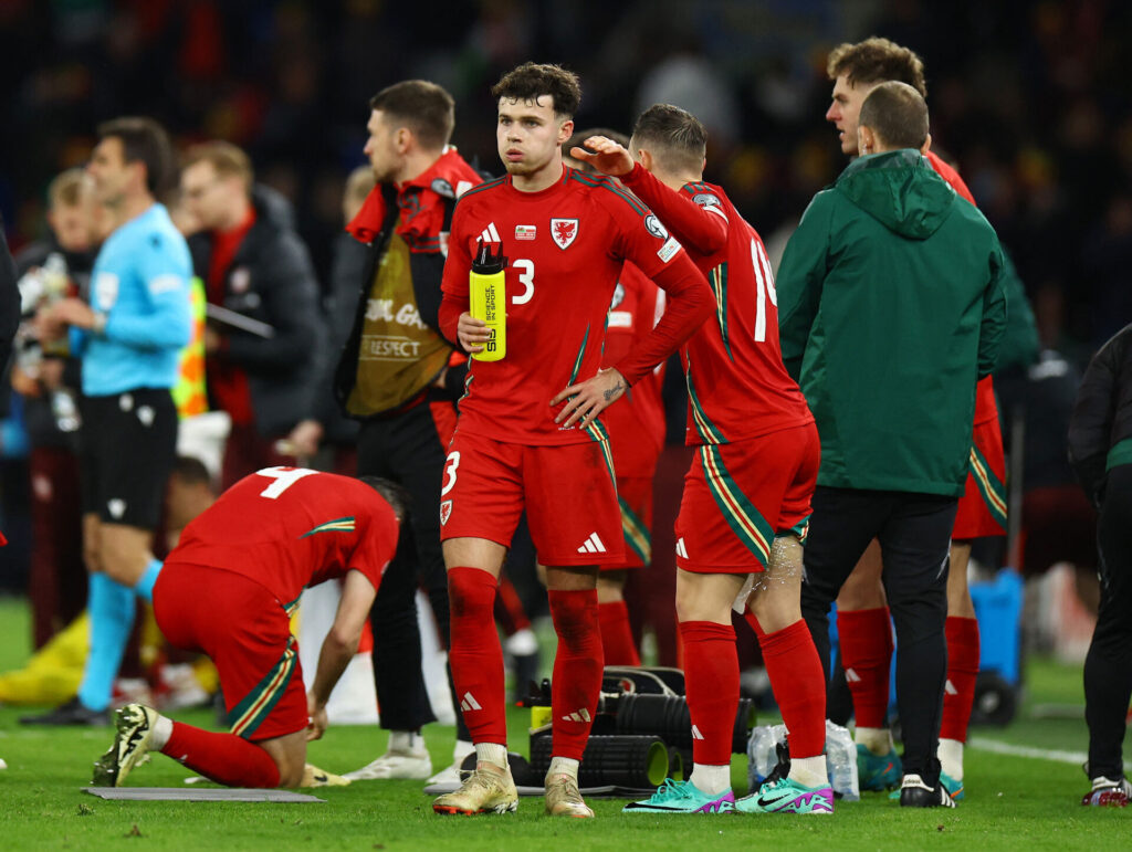 Wales' spillere drikker vand i kampen mod Polen