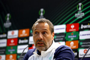 Ajax-træner John van 't Schip til pressemøde.