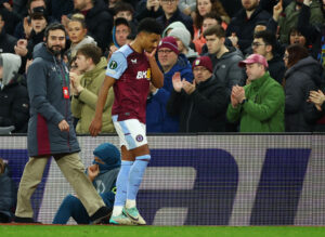 Ollie Watkins måtte udgå skadet i Aston Villas kamp mod Ajax i Conference League.