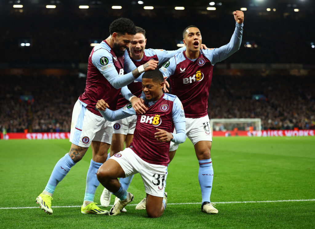 Leon Bailey jubler med sine Aston Villa-holdkammerater efter en scoring