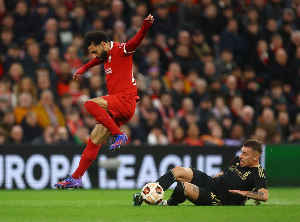 Liverpools Mohamed Salah bliver tacklet af Sparta Prags forsvarsspiller Matej Rynes i Europa League-ottendedelsfinalen.