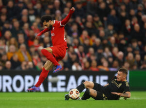 Liverpools Mohamed Salah bliver tacklet af Sparta Prags forsvarsspiller Matej Rynes i Europa League-ottendedelsfinalen.