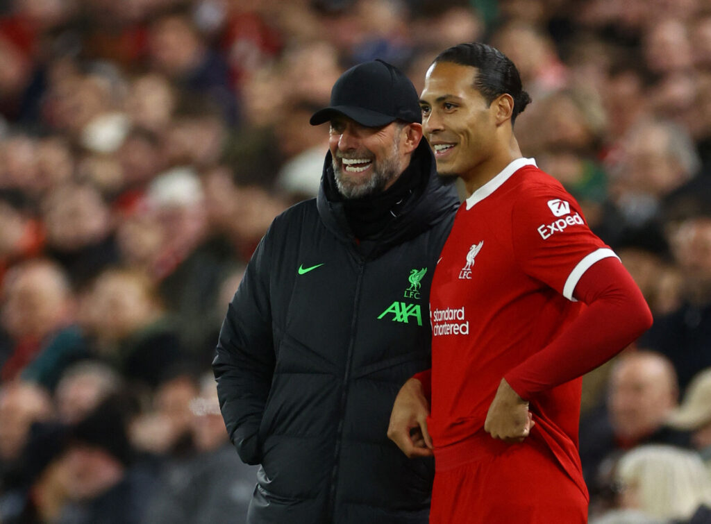 Jürgen Klopp og Virgil van Dijk griner sammen i kampen mod Sparta Prag.