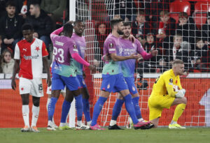 AC Milan-spillerne jubler ovenpå en scoring mod Slavia Prag.