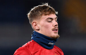 Filip Jørgensen kigger ned i jorden, mens han varmer op.