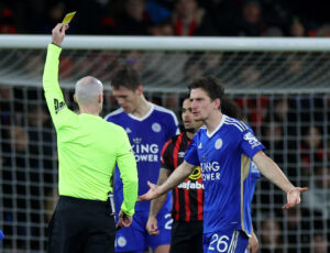Leicester-spillerne brokker sig til dommeren efter et gult kort.
