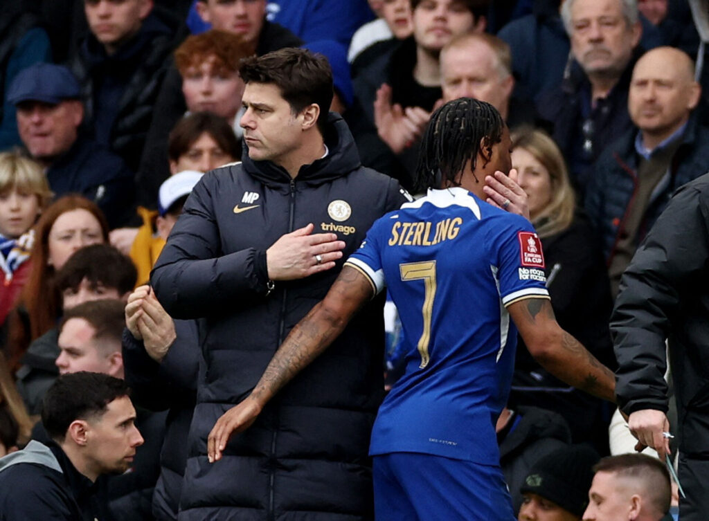 Mauricio Pochettino krammer Raheem Sterling under FA Cup-kampen imellem Chelsea og Leicester.