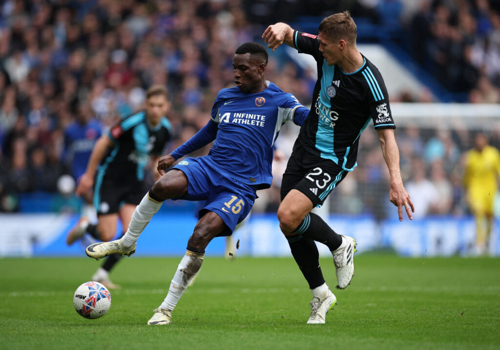Chelsea Nicoals Jackson overfor Leicester-danskeren Jannik Vestergaard.