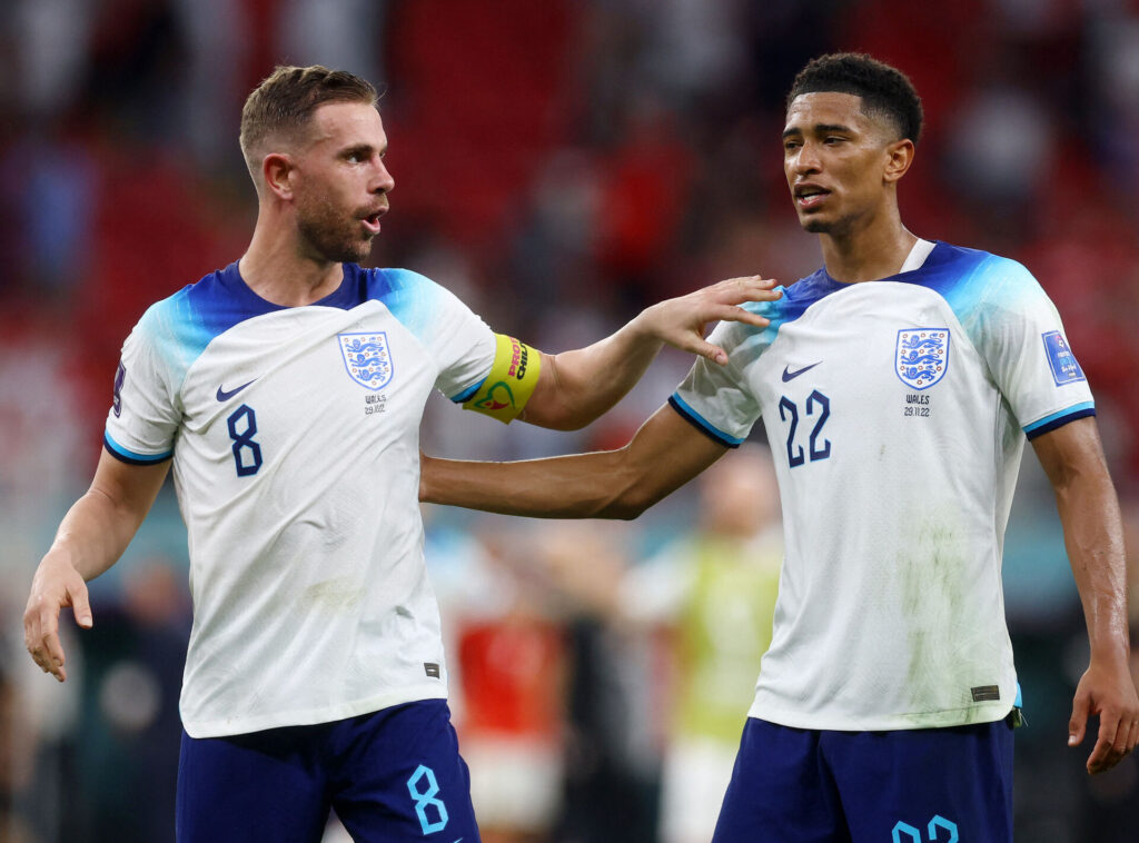 Jude Bellingham og Jordan Henderson taler sammen under en kamp for Englands landshold mod Wales