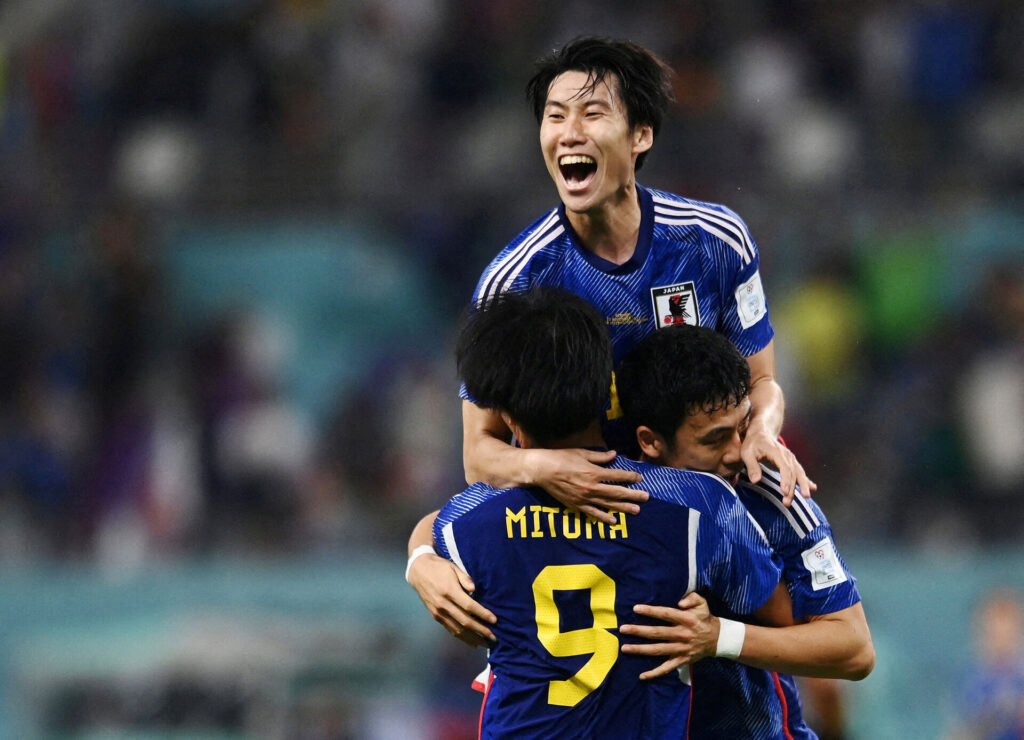 Daichi Kamada fejrer et mål sammen med Kaoru Mitoma og Wataru Endo til VM-kampen imellem Japan og Tyskland.