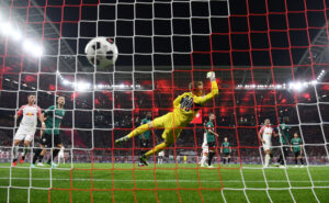 Stuttgarts målmand Alexander Nübel prøver at redde en bold mod RB Leipzig.