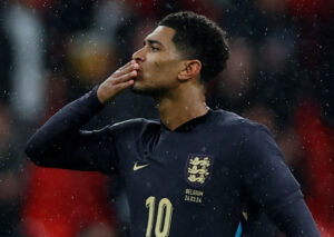 Jude Bellingham kysser ud til fansene efter sin scoring for England