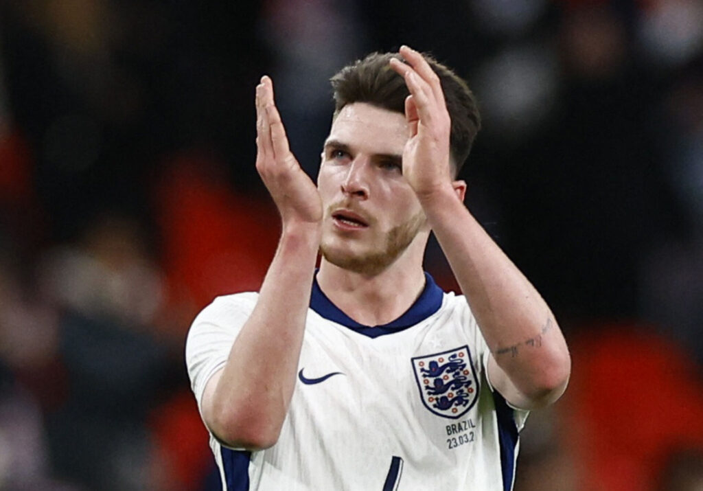 Declan Rice klapper ud til fans på Wembley efter landskampen for England mod Brasilien