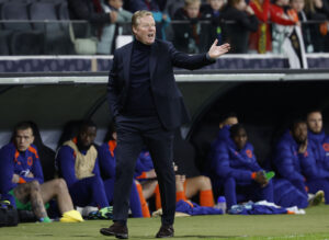 Ronald Koeman i færd med at give instruker fra den sidelinjen mellem Holland og Tyskland.