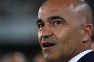 Den portugisiske landstræner, Roberto Martinez, spejder ud over grænsværen i Portugals kamp mod Sverige.