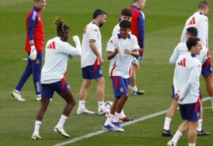 Lamine Yamal sammen med resten af det spanske landshold.