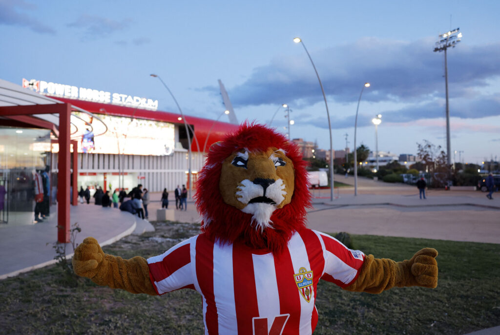 UD Almerias maskot foran klubbens hjemmebane.