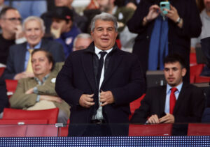 FC Barcelonas præsident, Joan Laporta, på tilskuerpladserne til kampen mellem catalanerne og Atlético Madrid.