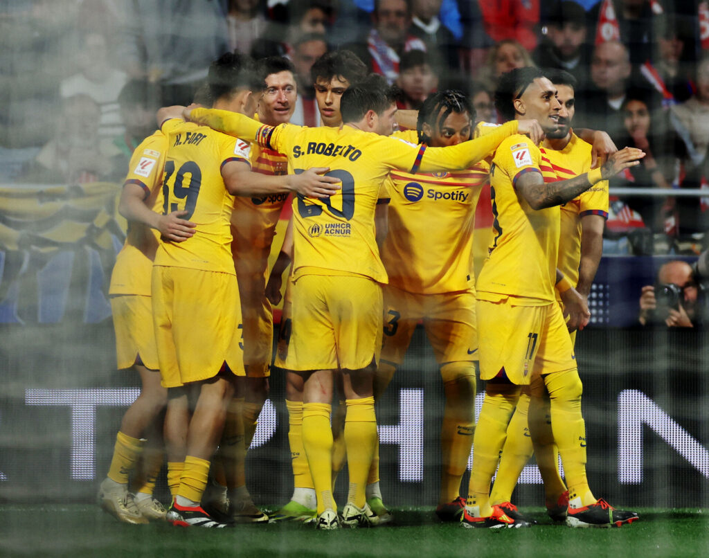 FC Barcelona-spillerne fejrer Robert Lewandowskis scoring imod Atlético Madrid i LaLiga.