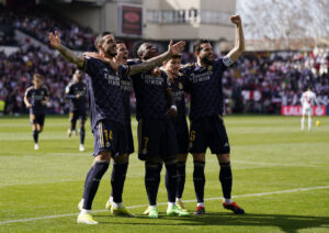 Real Madrids spillere, med Nacho og Lucas Vazquez i gruppen, jubler efter en scoring mod Rayo Vallecano