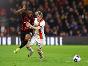 Bournemouth og Luton-spiller i nærkamp.